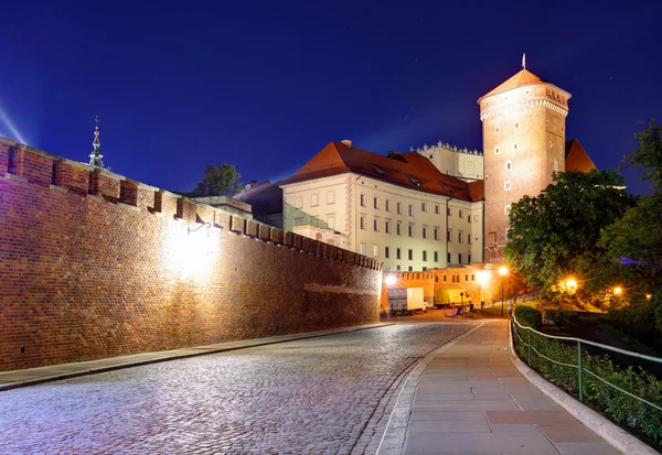 Вавельский замок вечером в Кракове, Польша — стоковое фото