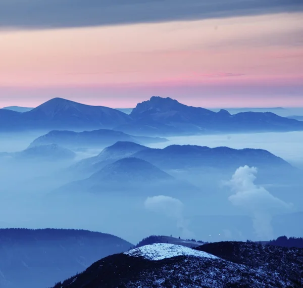 Dağ siluet bir gün batımında — Stok fotoğraf