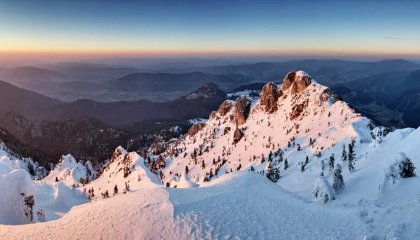 Paisaje en invierno en la montaña puesta del sol, Eslovaquia —  Fotos de Stock