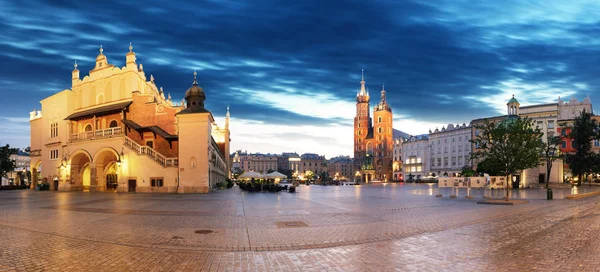 Krakov staré město v noci. Tržní náměstí na noc, panoramatický výhled — Stock fotografie