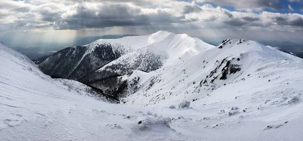 Зимний горный пейзаж - Мала Фатра — стоковое фото