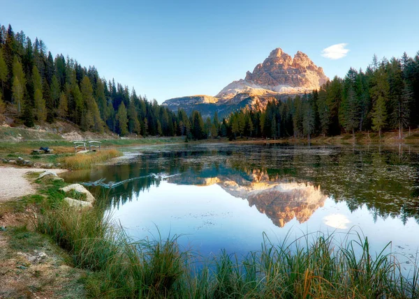Paisaje del lago de montaña con reflejo del pico de los Alpes, Lago Antorno , — Foto de Stock