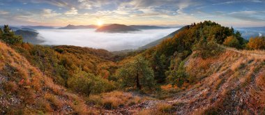 Panorama tepe Holis - Povazska Bystrica dan sonbahar