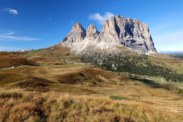 サッソルンゴ、ヴァル ・ ガルデーナ、ドロミテ、イタリア。サッソルンゴ alp st — ストック写真