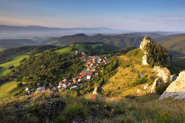 Vrsatec y Vrsatecke Podhradie aldea - Eslovaquia — Foto de Stock