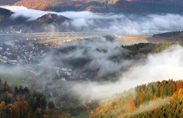 Höstlandskap, kullar och byar med Dimmig morgon, Slovaki — Stockfoto