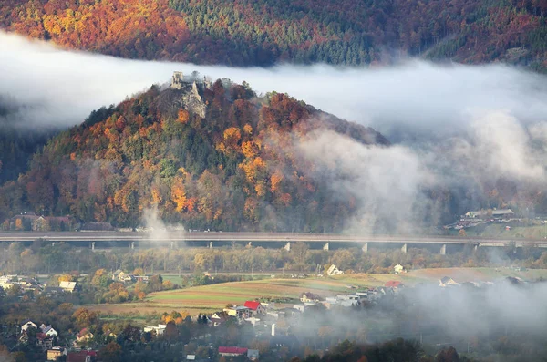Slowakische Landschaft mit Dorf und Burgruine povazsky hrad — Stockfoto