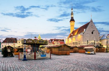 Tallinn'de Noel. Town Hall Meydanı, Estonya.