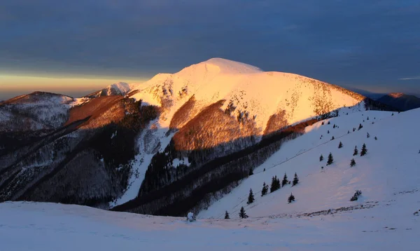 Stoh pico no inverno ao nascer do sol — Fotografia de Stock