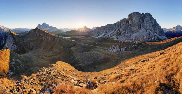 Panorama de montaña al amanecer de otoño, Dolomitas, Italia, Mt. Pelmo — Foto de Stock