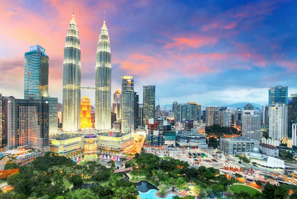 Pohled shora na panorama Kuala Lumper za soumraku — Stock fotografie