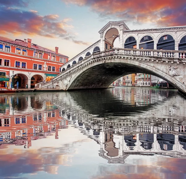 Venice - Rialto bridge and Grand Canal — Stock Photo, Image