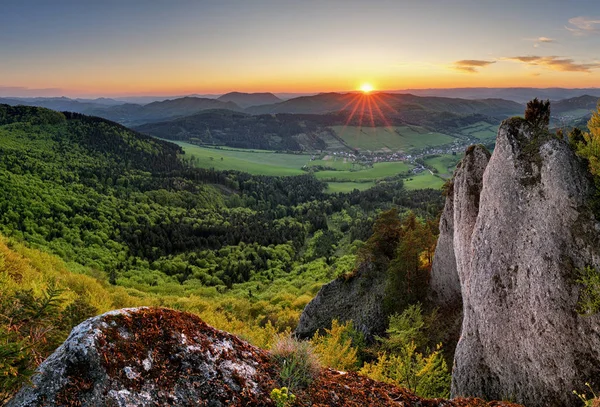 Paisagem com montanhas florestais ao pôr do sol — Fotografia de Stock