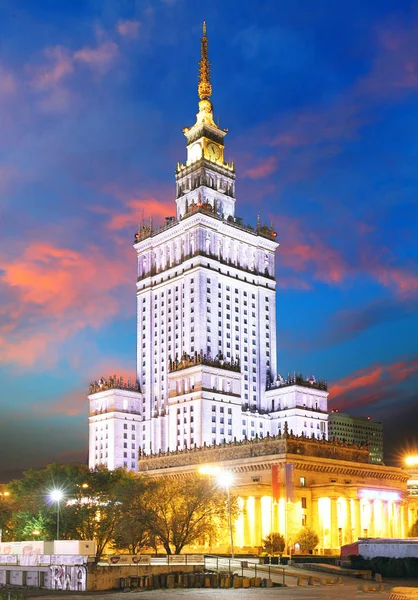 Palais de la Culture et des Sciences à Varsovie, Pologne la nuit . — Photo