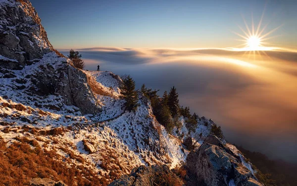 Soleil, paysage de montagne au-dessus des nuages, belle nature — Photo