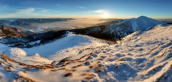 Blue Mountain Winter Panorama ao pôr do sol Eslováquia, pico Chleb — Fotografia de Stock