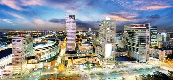 Warszawa stad med modern skyskrapa vid solnedgången, Polen — Stockfoto