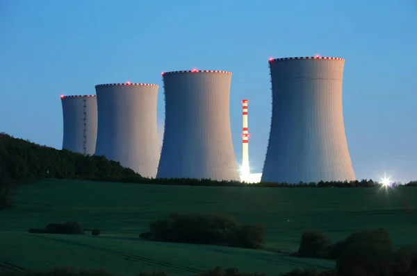 Central nuclear por la noche — Foto de Stock