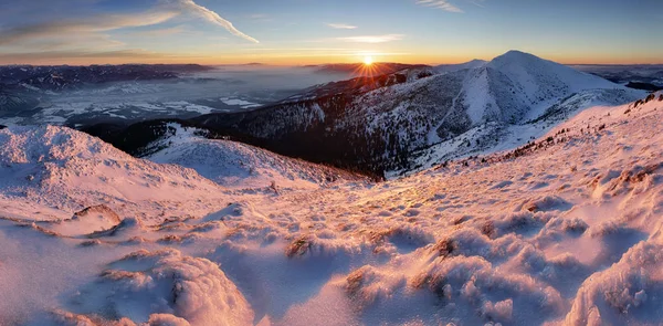 Pôr do sol na montanha no inverno — Fotografia de Stock