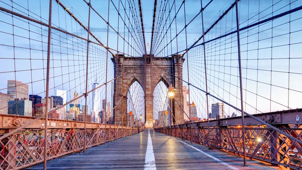 Бруклинский мост в Нью-Йорке. — стоковое фото