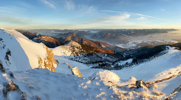 Pôr do sol na montanha no inverno — Fotografia de Stock