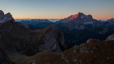 Zaman aralıklı çekim - sonbahar gündoğumu, Dolomites, İtalya, Mt. Pelmo adlı dağ