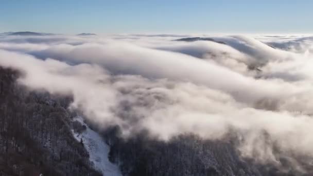 Montagna invernale con nuvole - calce caduta — Video Stock