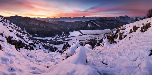 Paysage de montagne hivernal panorama avant le lever du soleil — Photo