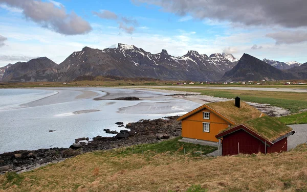 Norway landscape with house and mountain — Stock Photo, Image