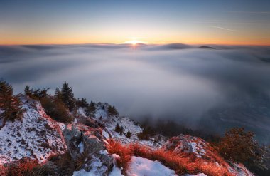 Güneş, bulutların, güzel doğa üzerinde dağ landcape