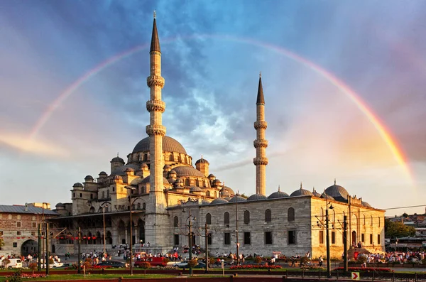 Estambul - Nueva mezquita, Yeni Cami por la noche con arco iris, Em — Foto de Stock