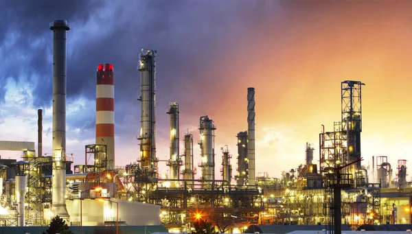 Továrna průmyslu rafinérie ropy při západu slunce, ropný, petrochemica — Stock fotografie