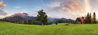 Yaz dağ panorama otel ile gün batımında