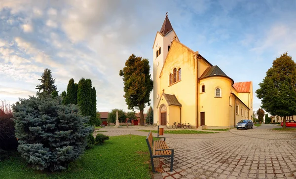 在斯洛伐克，Cifer 村庄教会 — 图库照片