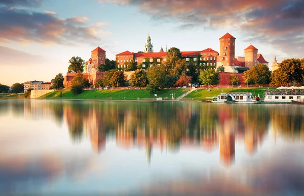 与城堡在粉红色的晨曦的日落，克拉科夫，波兰的瓦维尔山 — 图库照片