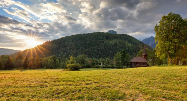 Paysage avec église et cimetière en Slovaquie, Tatranska Javori — Photo