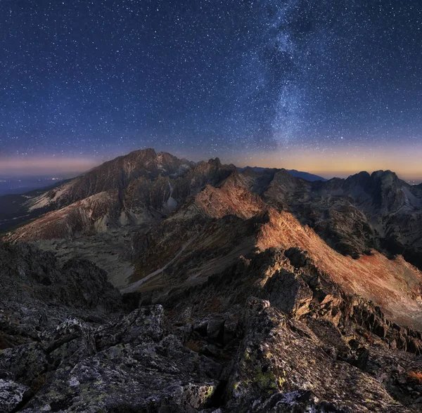 Paisaje de montaña con cielo nocturno y vía Mliky, Eslovaquia Tatras —  Fotos de Stock
