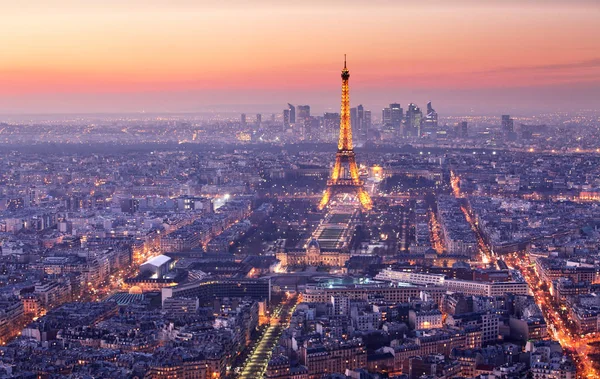 Paris by med Eiffeltårnet i skumringen, byrummet - Stock-foto