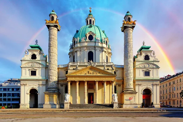 Iglesia de San Carlos, Karlskirche en Viena, Austria al amanecer — Foto de Stock