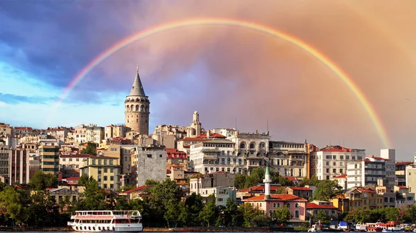 De skyline van Istanbul met regenboog, Turkije — Stockfoto