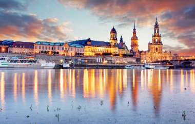 Dresden, Almanya eski şehir manzarası Elbe Nehri üzerindeki.