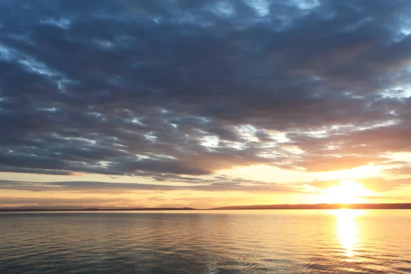 Kolorowy zachód słońca nad oceanem — Zdjęcie stockowe