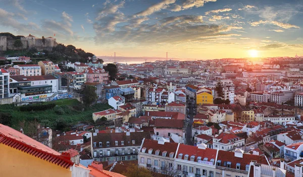 Lisboa cidade histórica ao pôr do sol, Portugal — Fotografia de Stock