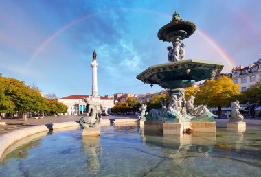 Gökkuşağının üstünde Rossio Meydanı Lizbon Portekiz