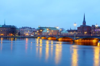Güzel bir akşam manzaralı panorama Old Town (Gamla Stan) p