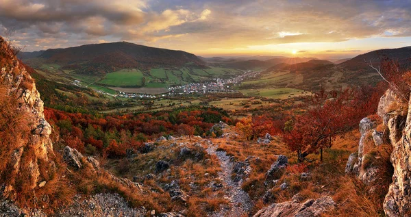 Panorama van kleurrijke herfst landschap in het bergdorpje. F — Stockfoto