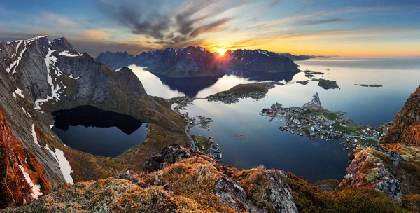 Paisagem montanhosa panorâmica da natureza ao pôr do sol, Noruega . — Fotografia de Stock