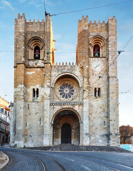 Lisboa - Vista frontal de la catedral de Santa Maria Maior de Lisboa, Po — Foto de Stock
