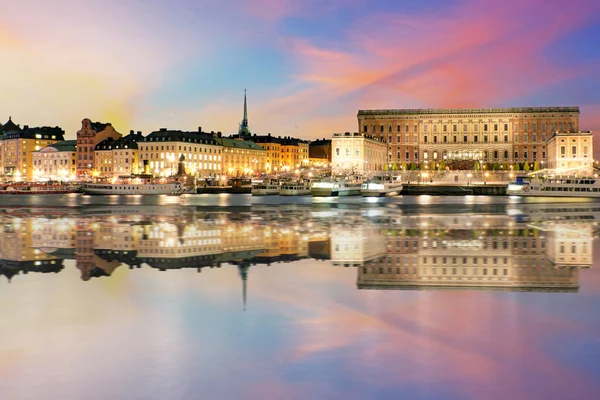 Панорамою заходу сонця Королівському Палаці в Стокгольмі. (Швеція) — стокове фото