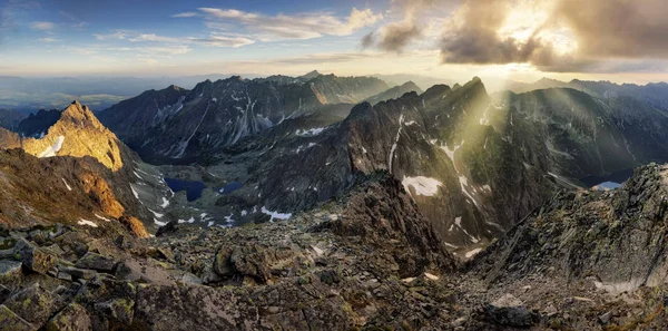 Panorama paisagem de montanha ao pôr do sol, Eslováquia. — Fotografia de Stock